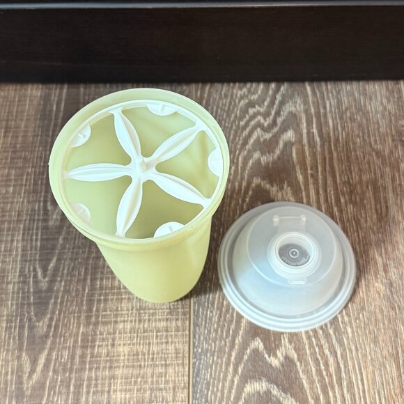 Tupperware Quick Shake Container with Insert - Picture 16 of 16